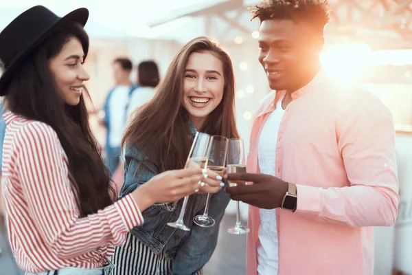 Amici positivi che battono bicchieri di champagne — Foto Stock