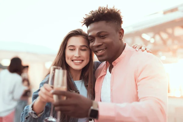 Vidám nő és férfi ízű ital alkohol — Stock Fotó