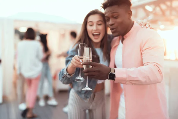 Strahlende Mädchen und Männer, die Champagner trinken — Stockfoto