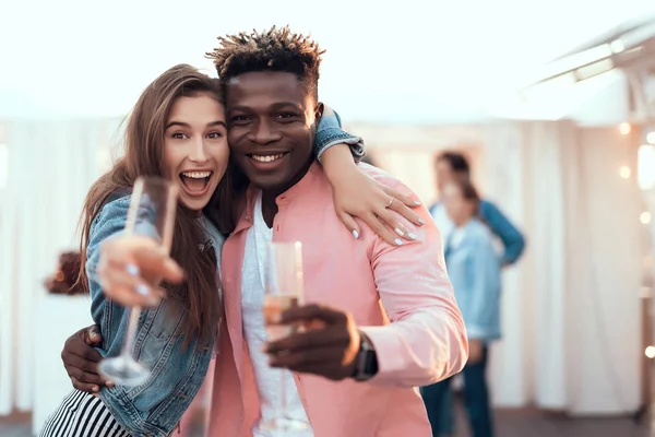 Mujer feliz y hombre bebiendo champán — Foto de Stock