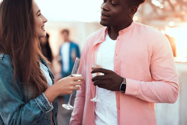 Ragazza allegra comunicare con maschio felice — Foto Stock