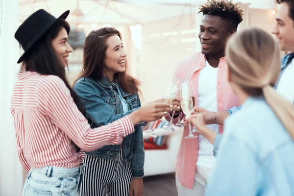 Hombres y niñas sonrientes degustando alcohol líquido — Foto de Stock