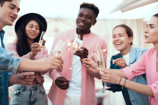 Rozpromieniony picie szklanki szampana z przyjaciółmi — Zdjęcie stockowe