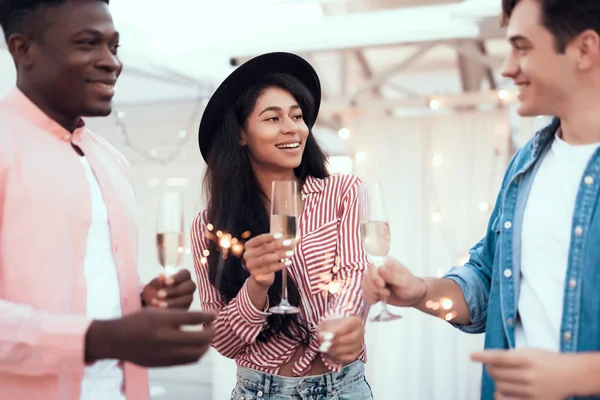 Soddisfatto champagne degustazione femminile con compagni giorno — Foto Stock