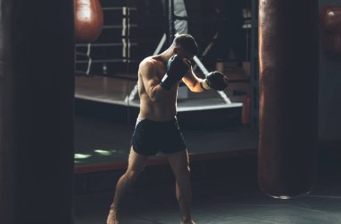 Kick boks jimnastik salonu kıyafeti ile egzersiz