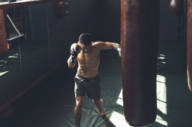 Yırtık adam kum torbası spor Studio vuruyor