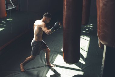 Sporcu spor salonu yumruk tekme eğitiyor