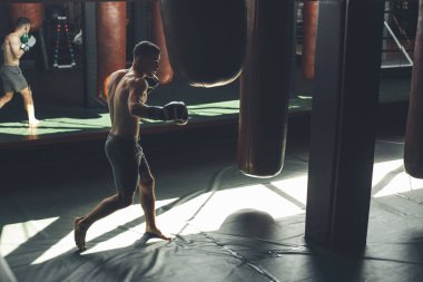 Kick boks kapalı bir kıyafet ile egzersiz