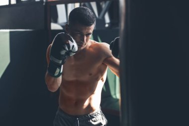 Üstsüz erkek spor kulübünde boks