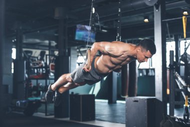 Gergin adam arka kolu halkalar ile yapıyor