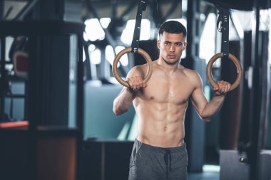 Sakin atlet spor salonu içinde jimnastik yüzük egzersiz