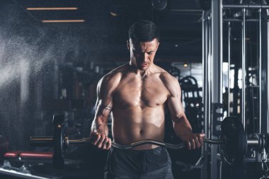 Gergin atlet spor kulübü ağırlıkları ile egzersiz