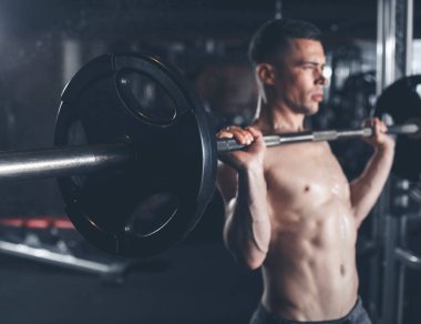 Erkek omuz basın kapalı ağırlığı ile yapıyor