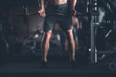 Vücut geliştirmeci spor kulübünde halter kaldırma