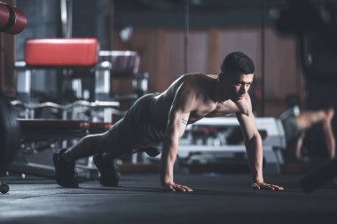 Gergin adam spor salonunda tahta (tahtalar)