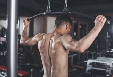 Yırtık adam latissimus kapalı kıyafeti ile egzersiz