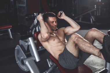 Neşeli adam kıyafeti içinde ile alt beden eğitimi