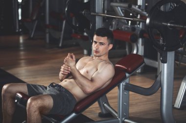 İddialı sporcu kapalı ekipman ile eğitiyor