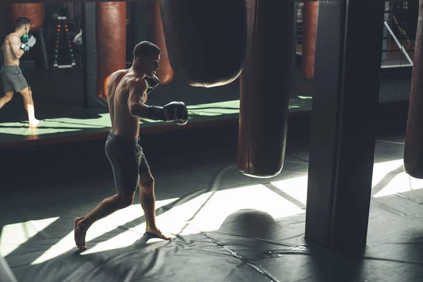Kickbokser is trainen met de outfit binnen — Stockfoto