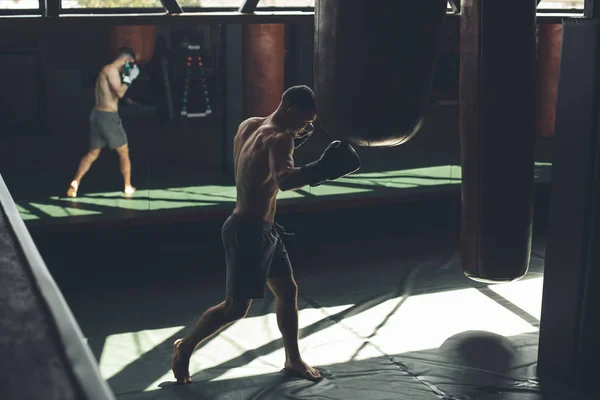 Lo sportivo sta facendo un intenso allenamento di combattimento nel club — Foto Stock