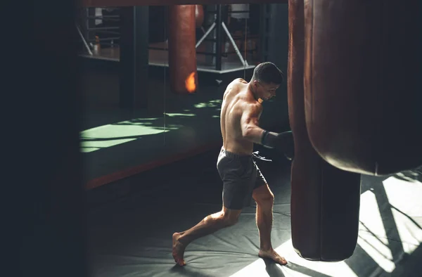 Fighter utövar med boxning outfit i gymmet — Stockfoto