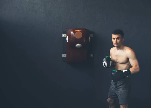 Бездоганний боєць тренується в спортивному центрі — стокове фото
