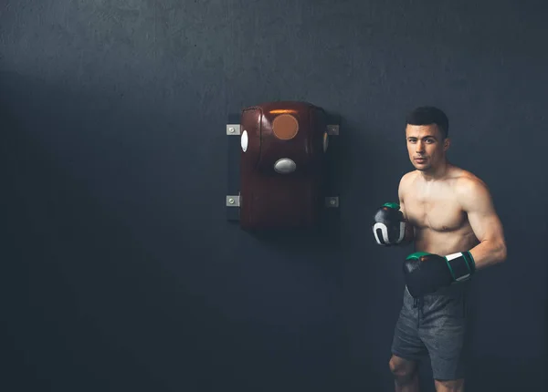 Luchador en topless está entrenando en el centro deportivo — Foto de Stock