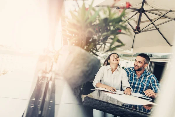 Alegre barbudo hombre haciendo hermosa joven risa — Foto de Stock