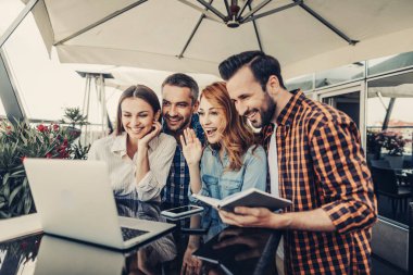 Bir grup arkadaşıyla online sohbet kafede gülümseyen insan