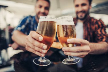 Erkek elinde bira gözlük