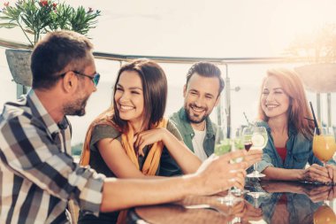 Sakallı adama bakıyor ve gülüyor alkollü içecekler ile neşeli arkadaşları