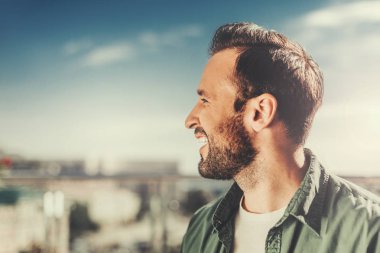 Neşeli sakallı adam arka plan bulanık üzerinde profili