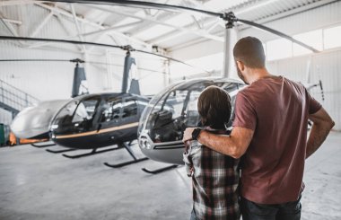 Baba kucaklayan çocuk modern helikopter arıyorsunuz