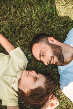 Mutlu çocuk ve dinlenme sırasında iyimser adam