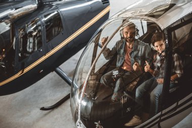 Neşeli erkek ve çocuk rotor düzlemde