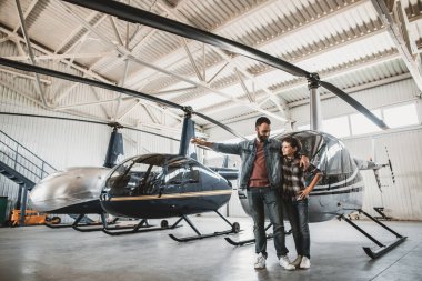 Sevindim baba oğul yakınındaki helikopter ile konuşurken