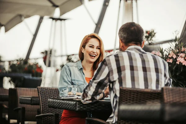 Leende vackra dam på café med vän — Stockfoto