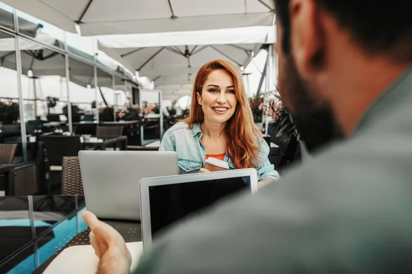 Hermosa dama sonriente con hombre barbudo en la cafetería — Foto de Stock