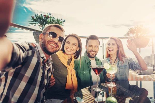 Dos parejas sonrientes haciendo selfie en la cafetería al aire libre — Foto de Stock