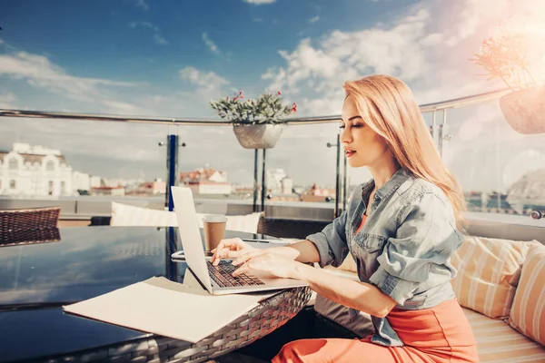 Güzel genç kadın laptop yazarak açık Cafe — Stok fotoğraf