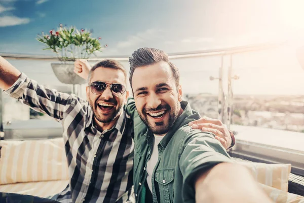 Teman ceria di kafe outdoor membuat selfie — Stok Foto