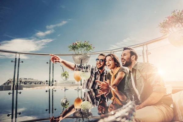 Mira Esto Grupo Amigos Sentados Mesa Con Cócteles Están Mirando — Foto de Stock