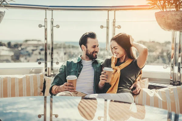 Bella coppia avendo data al caffè all'aperto — Foto Stock