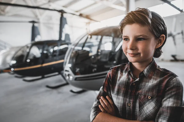 Feliz niño localizando en exposición de rotorcrafts — Foto de Stock