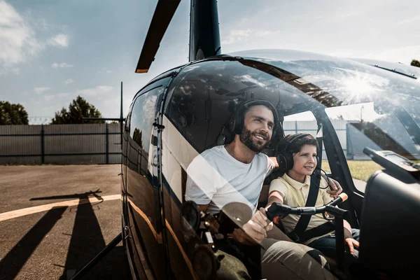 Papá y niño satisfechos dentro de rotorcraft — Foto de Stock