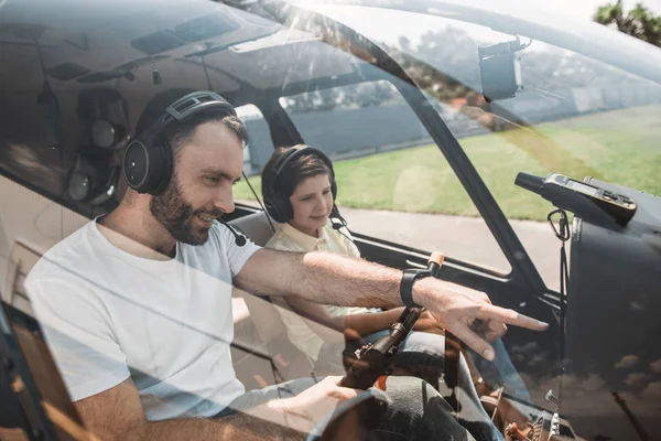Hombre optimista diciendo con niño en helicóptero — Foto de Stock