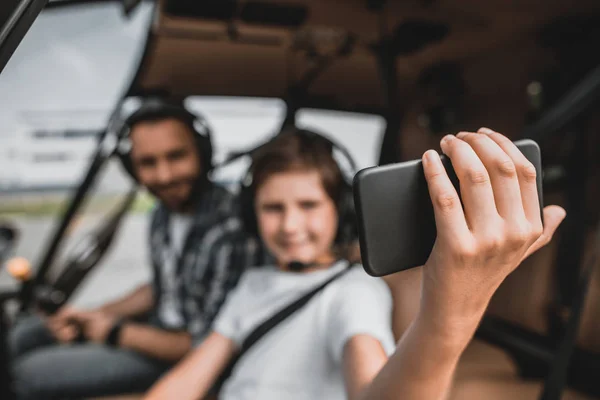 Optimiste enfant et père tenant téléphone moderne — Photo