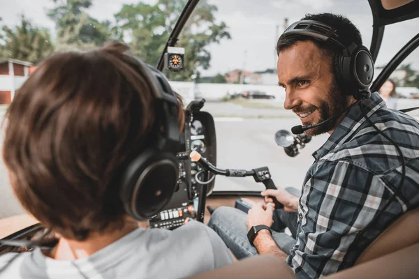 Hombre optimista hablando con el niño en cabina — Foto de Stock