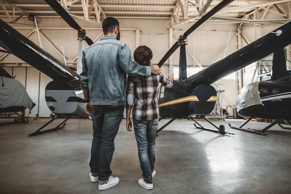 Kind und Mann schauen sich modernen Hubschrauber an — Stockfoto