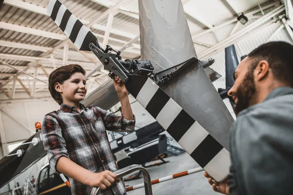 Niño y padre satisfechos hablando de helicóptero —  Fotos de Stock